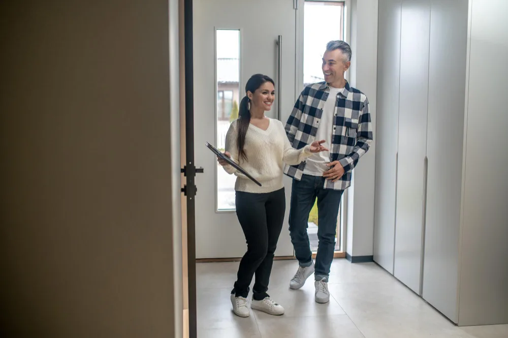 Signs to Look Out for When Touring an Apartment